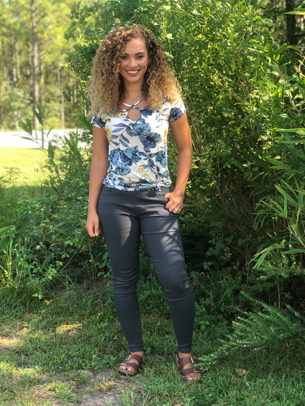 grey gray 5 pocket jeggings with an elastic waistband. super stretchy and super comfortable. perfect for a casual everyday look or with a dress shirt and heels. S/M fit- 2-6 M/L fit- 8-10