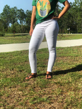 bright white moto jeggings with real back pockets and an elastic waistband. can be worn everyday casual or with a dressy top and heels. S/M fit- 2-6. M/L fit- 8-10