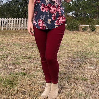 burgundy 5 pocket jeggings with an elastic waistband. super stretchy and super comfortable. perfect for a casual everyday look or with a dress shirt and heels. S/M fit- 2-6 M/L fit- 8-10